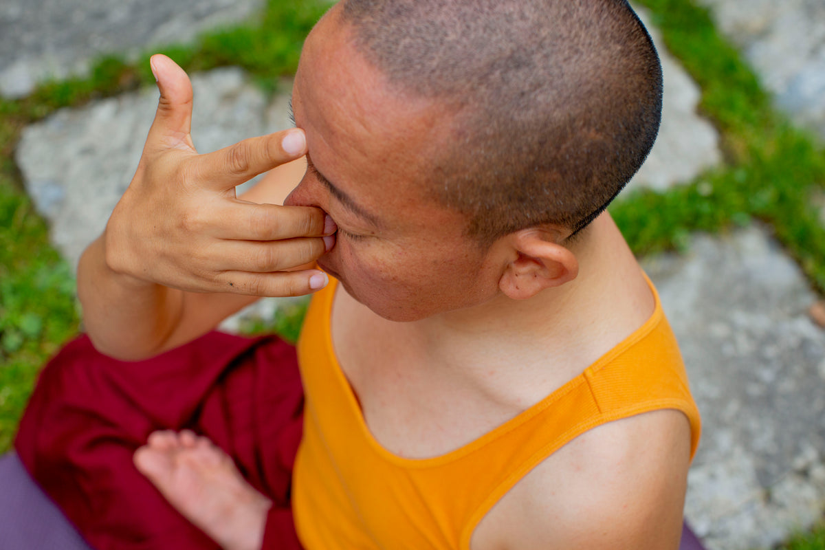 Dolpo Tulku Rinpoche i pranayama, närbild